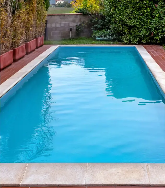 Piscina después del tratamiento: agua turquesa cristalina